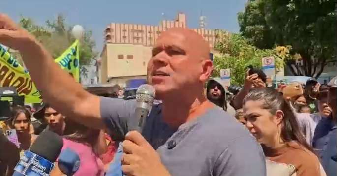 VEJA VIDEO: Abilio sobe o tom com moradores do Contorne Leste