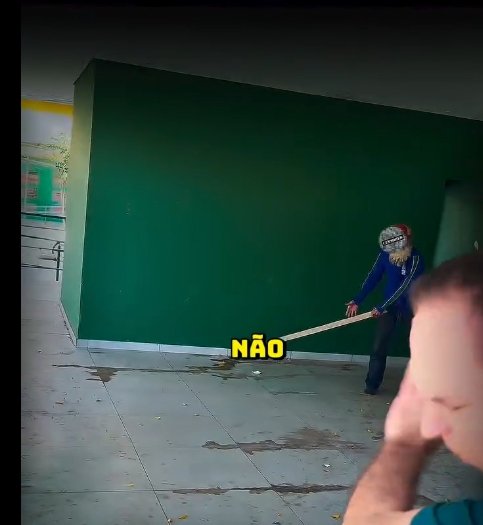Vereador é ameaçado com pedaço de pau em praça de Cuiabá; VEJA VÍDEO