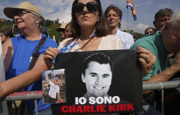 Milhares participam do funeral de Charlie Kirk com presença de Donald Trump