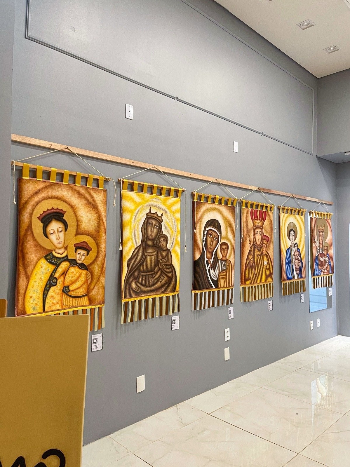 Exposição internacional de Mari Bueno no Shopping Sinop apresenta as diferentes faces de Maria pelo Mundo
