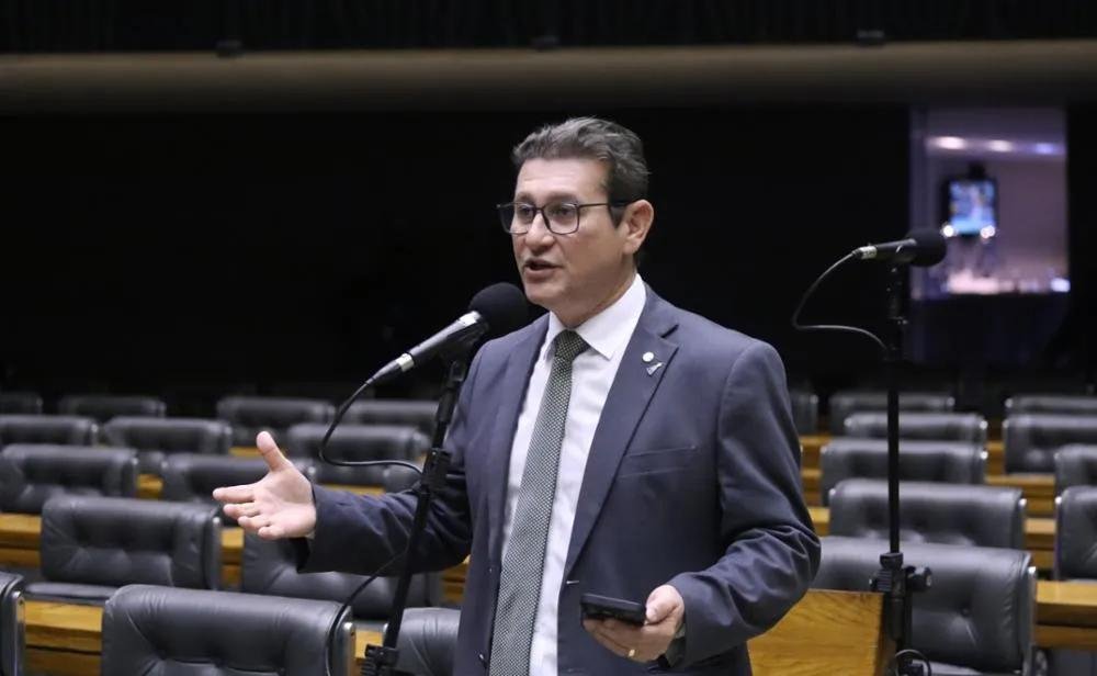 TARIFAÇO: Deputado critica postura do PT sobre tarifaço “parece que só o Brasil foi taxado”
