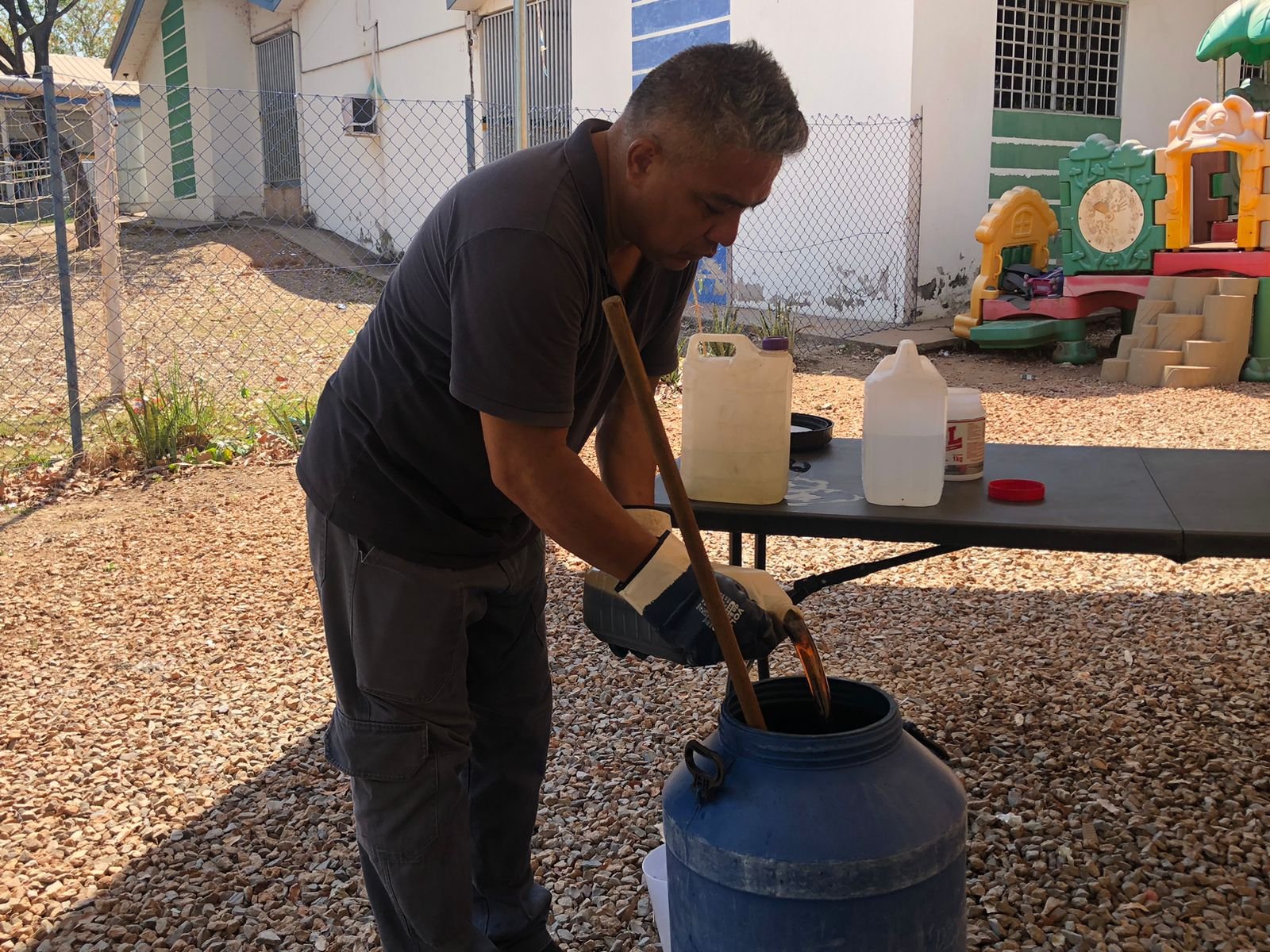 Oficina de sabão transforma óleo de cozinha usado em economia doméstica